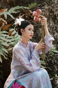 Elegant Vietnamese Flight Attendant Gabriella Bùi Shines in Traditional Ao Dai Fashion: A Fusion of Grace and Cultural Heritage-6