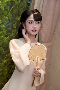 Elegant Vietnamese Flight Attendant Gabriella Bùi Shines in Traditional Ao Dai Fashion: A Fusion of Grace and Cultural Heritage-3