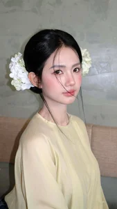 Elegant Vietnamese Flight Attendant Gabriella Bùi Shines in Traditional Ao Dai Fashion: A Fusion of Grace and Cultural Heritage-8