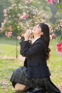 YiTuYu Vol.8694: Xia Yu Xiao Nian's Radiant Smile with Ukulele Amidst Spring Blossoms-10