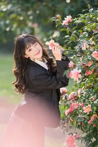 YiTuYu Vol.8694: Xia Yu Xiao Nian's Radiant Smile with Ukulele Amidst Spring Blossoms-25
