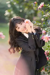 YiTuYu Vol.8694: Xia Yu Xiao Nian's Radiant Smile with Ukulele Amidst Spring Blossoms-12