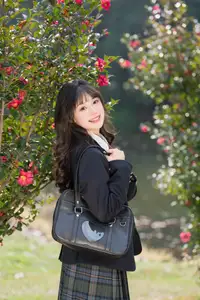 YiTuYu Vol.8694: Xia Yu Xiao Nian's Radiant Smile with Ukulele Amidst Spring Blossoms-21