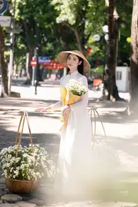 Vietnamese Ao Dai Beauty: Graceful girl with white daisies, an enchanting blend of tradition and charm.-3
