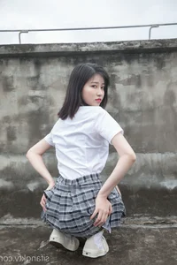 Capturing Timeless Youth with Nian Nian in Classic JK Style on an Urban Rooftop-10