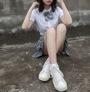 Capturing Timeless Youth with Nian Nian in Classic JK Style on an Urban Rooftop-4