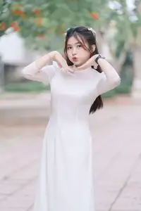 Discover the Elegant Beauty of a Vietnamese Young Woman in White Áo Dài 1000026883-4