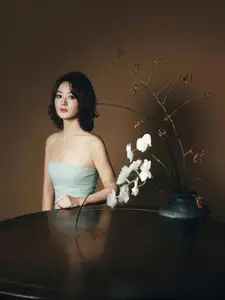 Zhao Liying: Elegant Beauty and Serene Aura with Pure White Orchids - Discover Her Natural Charm-0