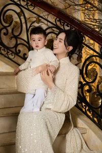 Elegant Mother and Son Photoshoot: MC Mai Ngọc Celebrates Vietnamese Tradition in Stunning Red Ao Dai with Her Adorable Baby Boy-3
