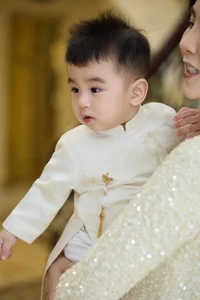 Elegant Mother and Son Photoshoot: MC Mai Ngọc Celebrates Vietnamese Tradition in Stunning Red Ao Dai with Her Adorable Baby Boy-2