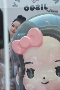 Jisoo BLACKPINK Redefines Barbiecore Aesthetic At The Exclusive Hello Kitty Pop-Up Event-4