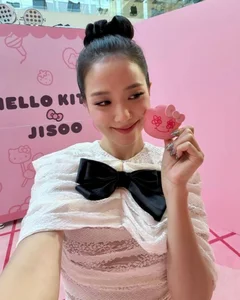 Jisoo BLACKPINK Redefines Barbiecore Aesthetic At The Exclusive Hello Kitty Pop-Up Event-5