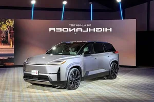 2027 Toyota Highlander EV: The Ultimate 3-Row Electric SUV with 374-Mile Range, Advanced Tech, and Family-First Design Starting at $55,000-9