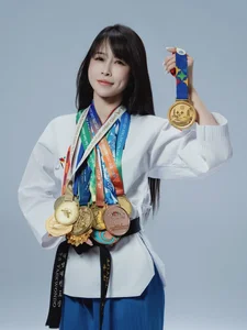 Taekwondo World Champion Chau Tuyet Van Inspires Fans with Her Incredible Medal Collection and Decades of Martial Arts Excellence and Dedication-7