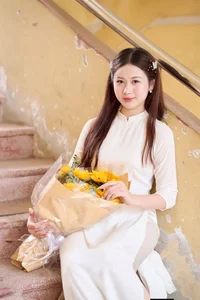 Elegant White Ao Dai: Traditional Vietnamese Student Fashion and Cultural Grace-9
