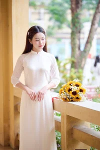 Elegant White Ao Dai: Traditional Vietnamese Student Fashion and Cultural Grace-7
