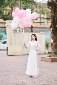 Elegant White Ao Dai: Traditional Vietnamese Student Fashion and Cultural Grace-3