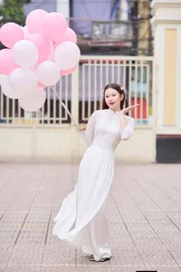 Elegant White Ao Dai: Traditional Vietnamese Student Fashion and Cultural Grace-10