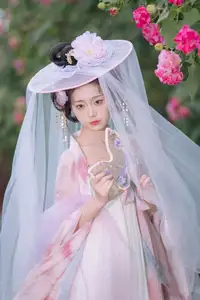YiTuYu Vol.8616: Qian Yue's Serene Elegance Amidst Blooming Hibiscus-3