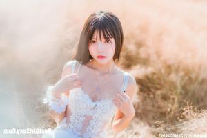 MTYH Vol.224: Feminine Beauty in a Golden Late Autumn Field - Enchanting Girl Photo-20