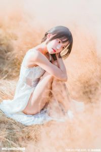 MTYH Vol.224: Feminine Beauty in a Golden Late Autumn Field - Enchanting Girl Photo-17