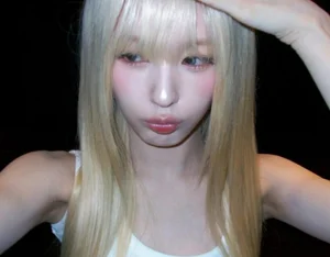 Stunning Platinum Blonde Transformation: (G)I-DLE Miyeon Shocks Fans with New Visual Icon Look – 4th Gen K-pop Style Inspiration-2