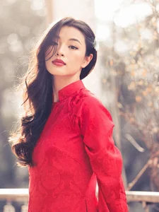 Lan Thy exudes cinematic elegance in a stunning red Ao Dai-4