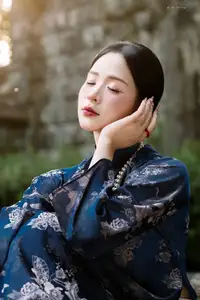 Elegant Traditional Ao Dai Beauty: Capturing Asian Grace in Golden Hour Light.-6