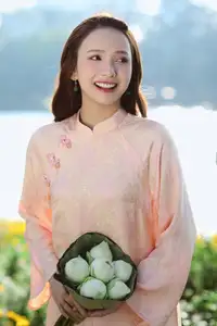 Elegant Vietnamese Beauty in Ao Dai by the Lake  A Glimpse of Hanoi's Serene Charm 1000025296-5