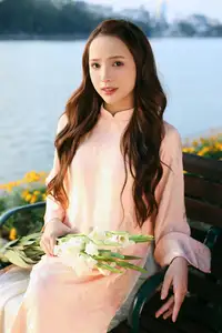Elegant Vietnamese Beauty in Ao Dai by the Lake  A Glimpse of Hanoi's Serene Charm 1000025296-4