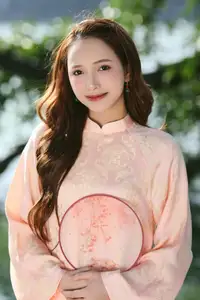 Elegant Vietnamese Beauty in Ao Dai by the Lake  A Glimpse of Hanoi's Serene Charm 1000025296-3