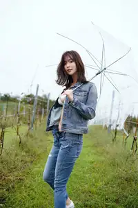 Sena Natsuki's Alluring Gaze: An Intimate Portrait from 'Tamayura Shunkashuto' Collection-17