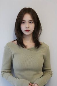 Beautiful Long Layered Haircut for Round Faces – Trendy Female Style-16