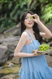 Early Summer Aesthetic: YiTuYu Art Language Vol.9277 Featuring Model Qi Qi in Lush Emerald Nature Photography-17
