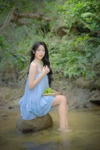 Early Summer Aesthetic: YiTuYu Art Language Vol.9277 Featuring Model Qi Qi in Lush Emerald Nature Photography-15