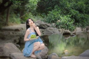 Early Summer Aesthetic: YiTuYu Art Language Vol.9277 Featuring Model Qi Qi in Lush Emerald Nature Photography-6