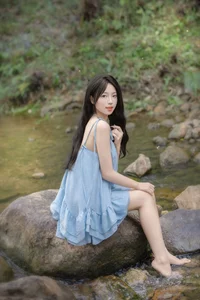 Early Summer Aesthetic: YiTuYu Art Language Vol.9277 Featuring Model Qi Qi in Lush Emerald Nature Photography-10