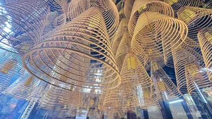 Exploring the 130-Year-Old Chùa Ông: A Cultural Gem in Can Tho, Vietnam with Mesmerizing Eternal Incense Coils-1