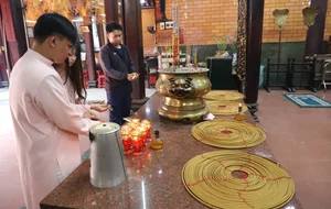 Exploring the 130-Year-Old Chùa Ông: A Cultural Gem in Can Tho, Vietnam with Mesmerizing Eternal Incense Coils-9