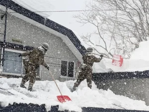 Record-Breaking 1.7 Meters of Snow Buries Streets in Aomori, Northern Japan, Prompting Military Emergency Response-2