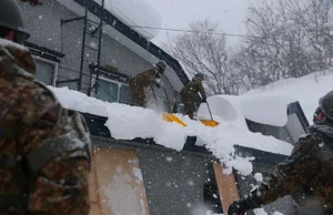 Record-Breaking 1.7 Meters of Snow Buries Streets in Aomori, Northern Japan, Prompting Military Emergency Response-0