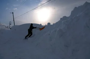 Record-Breaking 1.7 Meters of Snow Buries Streets in Aomori, Northern Japan, Prompting Military Emergency Response-6