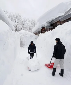 Record-Breaking 1.7 Meters of Snow Buries Streets in Aomori, Northern Japan, Prompting Military Emergency Response-7