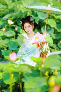 Xiao Du Tong Xue: Elegant Sunset Creek Portrait Series from YiTuYu Art Language Vol.9376 - Aesthetic Outdoor Lifestyle Photography-6