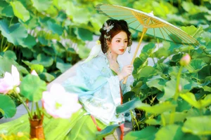 Xiao Du Tong Xue: Elegant Sunset Creek Portrait Series from YiTuYu Art Language Vol.9376 - Aesthetic Outdoor Lifestyle Photography-21