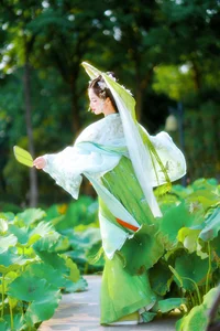 Xiao Du Tong Xue: Elegant Sunset Creek Portrait Series from YiTuYu Art Language Vol.9376 - Aesthetic Outdoor Lifestyle Photography-18