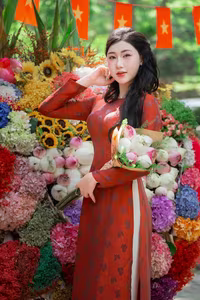VGU No.109: Admire the Graceful Vietnamese Ao Dai Amidst a Sea of Vibrant Flowers-7