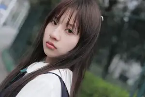 YiTuYu Vol.8649 Xiao Zi: Gentle Spring Beauty, an Aesthetic Portrait Amidst Blossoms.-14