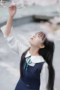 YiTuYu Vol.8649 Xiao Zi: Gentle Spring Beauty, an Aesthetic Portrait Amidst Blossoms.-12