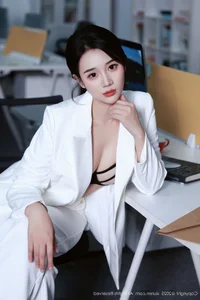 Elegant Portrait Photography Featuring Nan Qiao in XiuRen No.10908 – Stylish Fashion and Aesthetic Studio Shoot-3